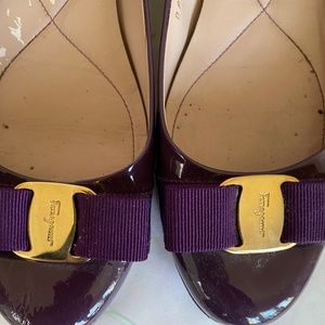 Salvatore ferragamo patent leather vara size 8